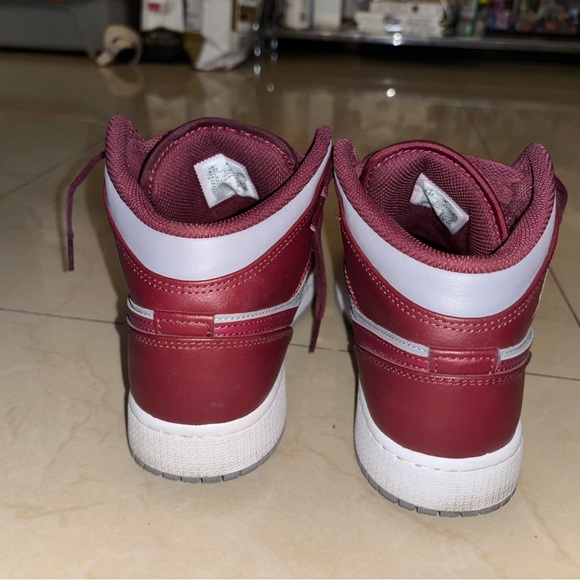Jordan 1 Women's Sneakers Size 8, Kids Unisex Size 6.5 Youth in Red and White - Picture 4 of 4